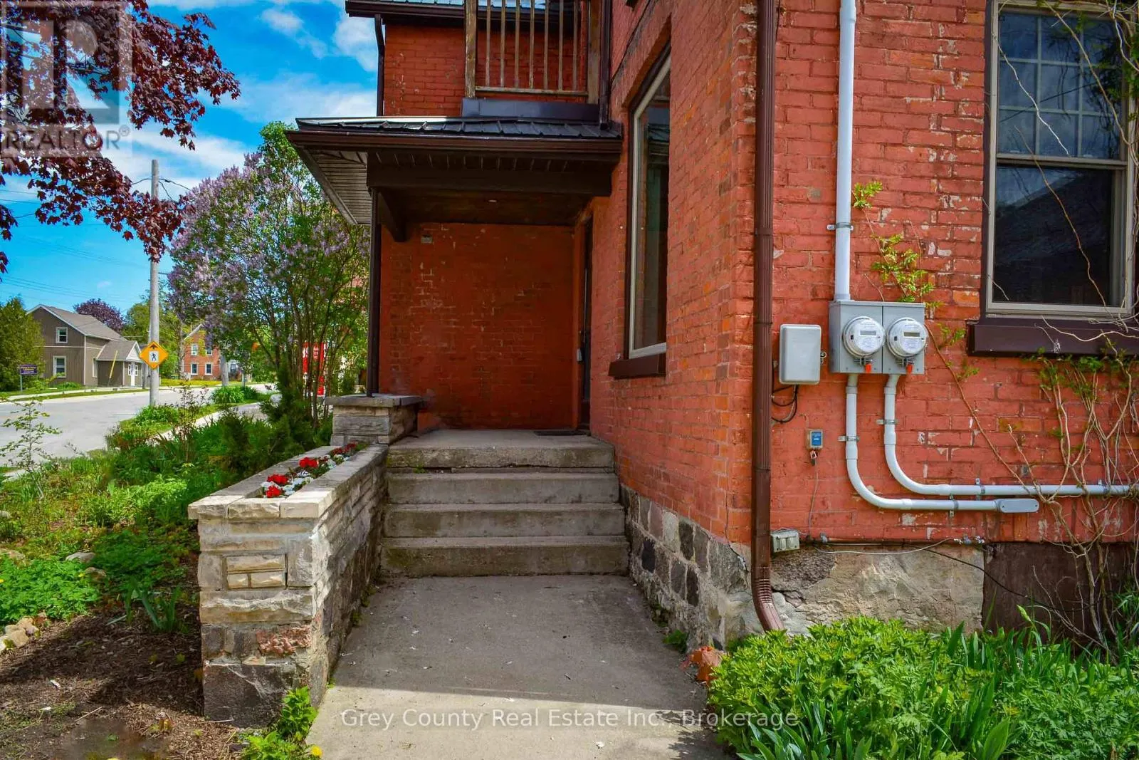 27-29 MAIN STREET E
