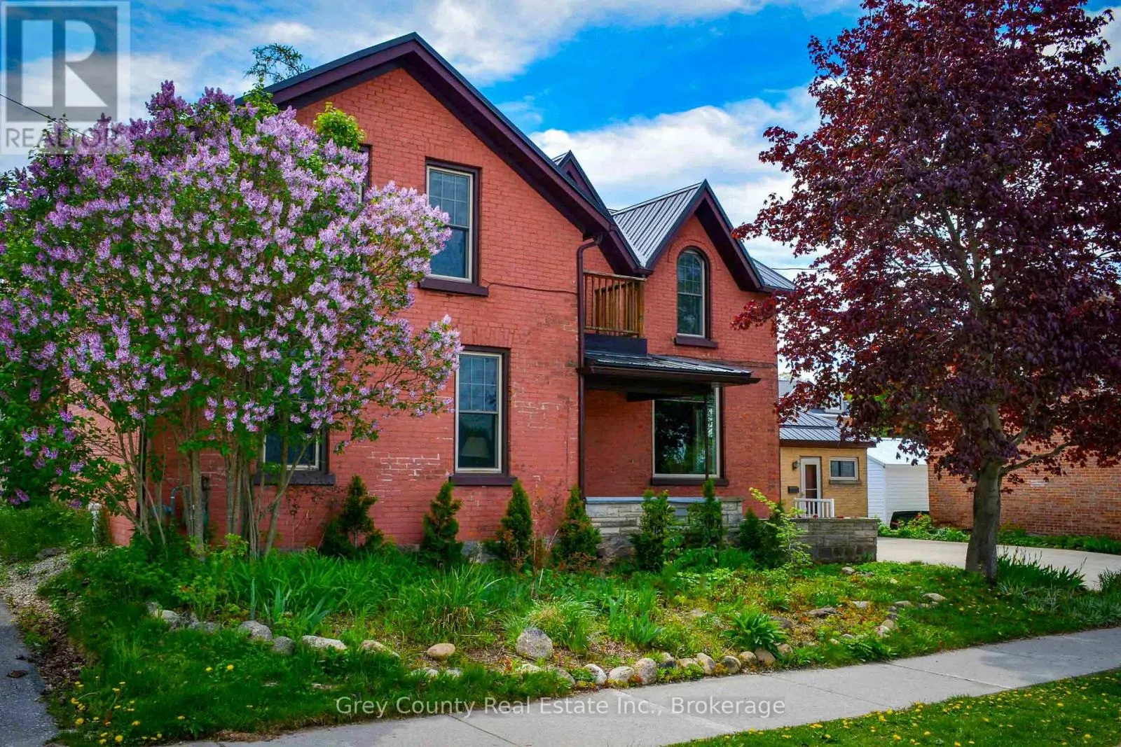27-29 MAIN STREET E