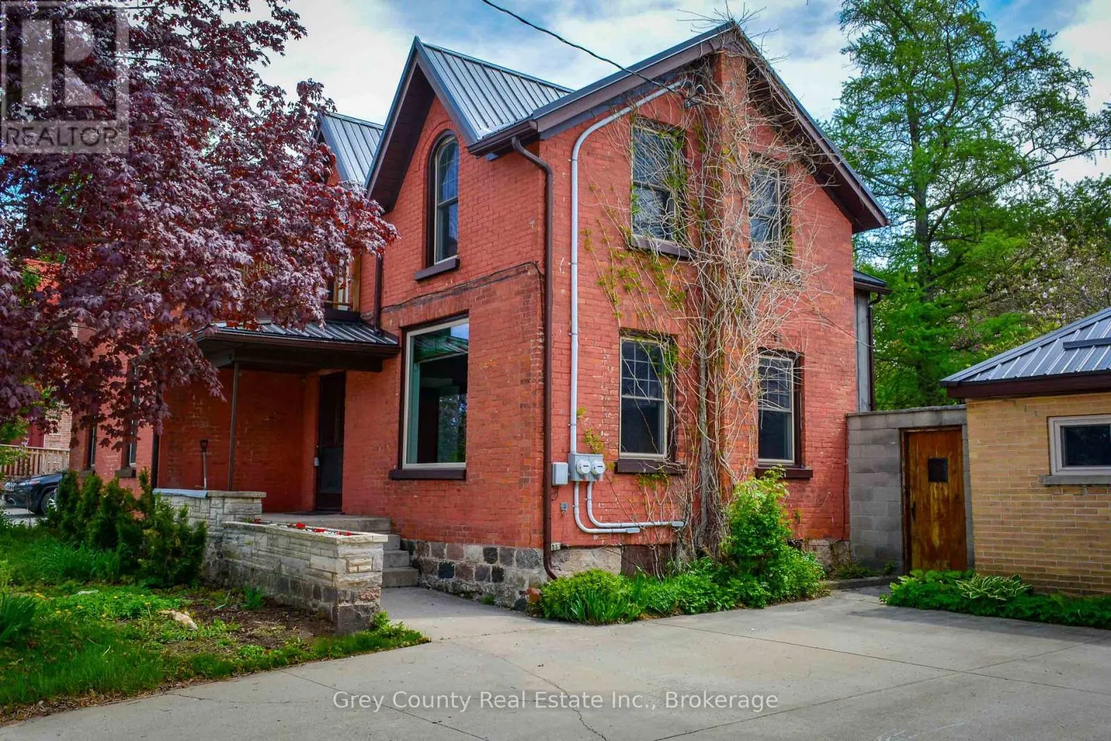 27-29 MAIN STREET E