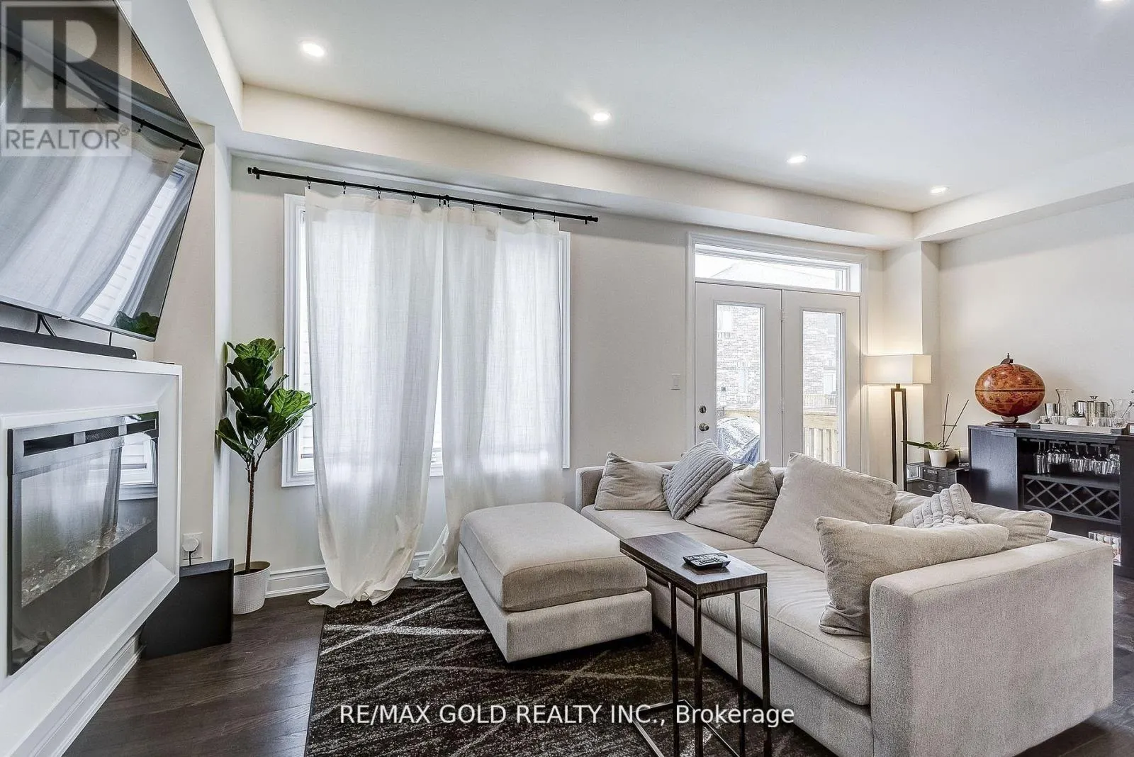 40 SILVER MEADOW GARDENS