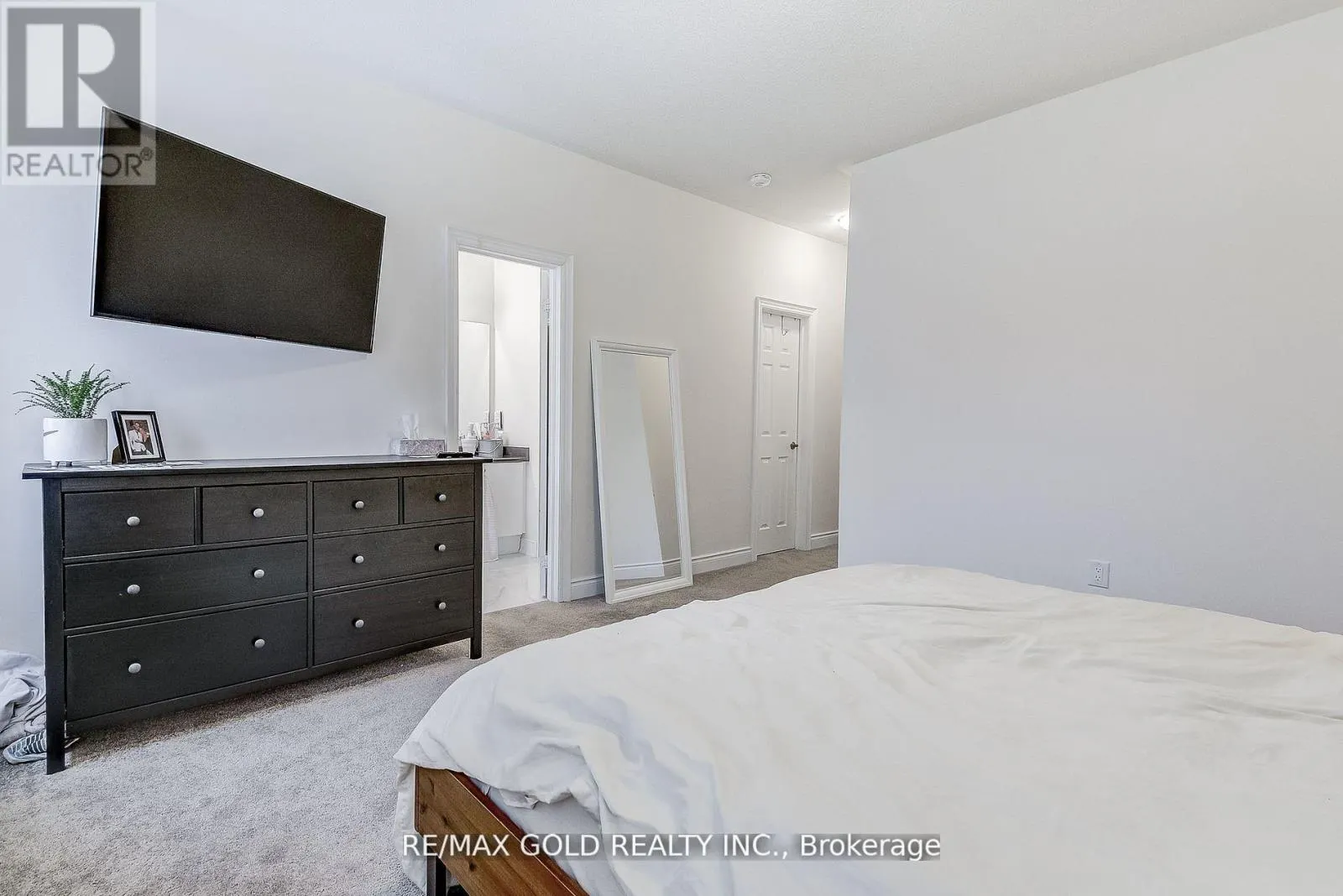 40 SILVER MEADOW GARDENS
