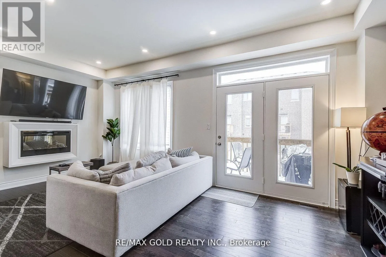 40 SILVER MEADOW GARDENS