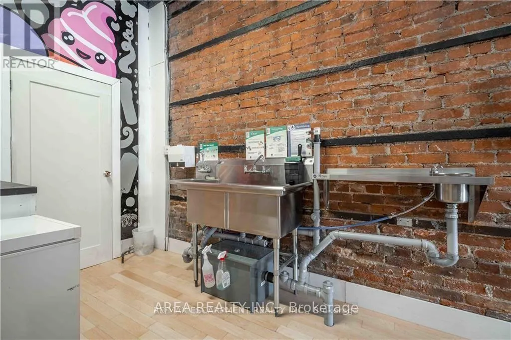 462-464 KING STREET W
