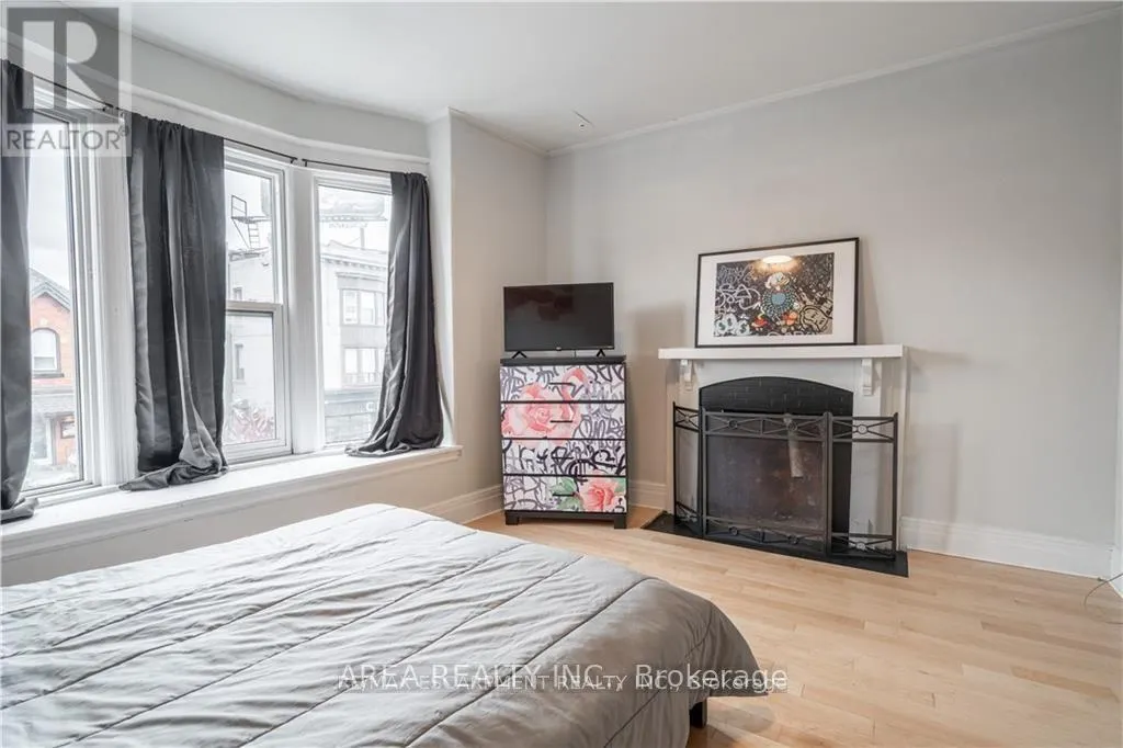 462-464 KING STREET W