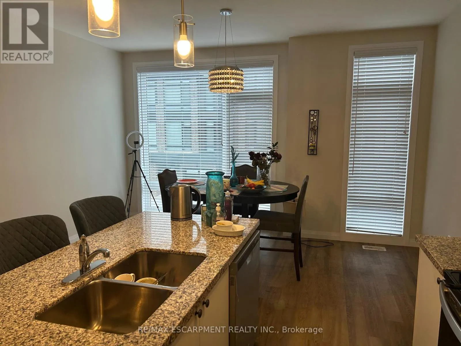 15 - 270 MELVIN AVENUE
