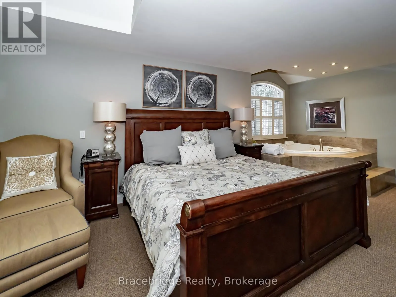 CARLING 9 W8 - 3876 MUSKOKA ROAD 118 HIGHWAY W