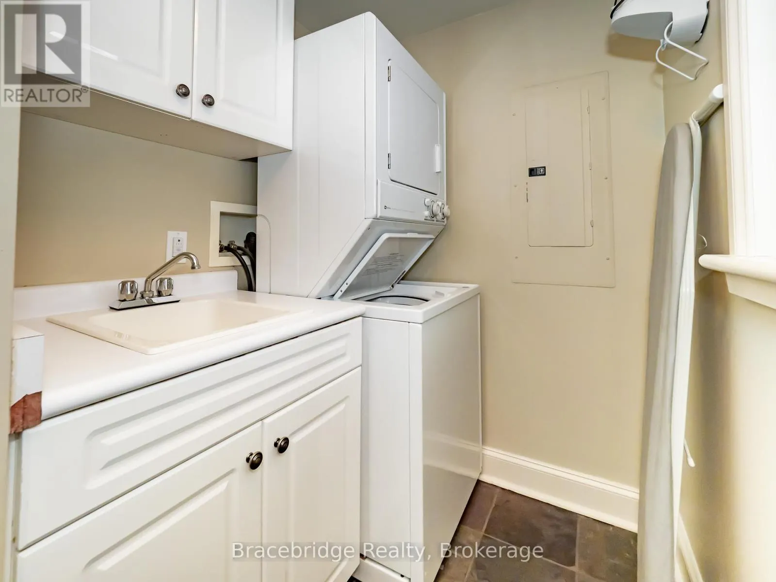 CARLING 9 W8 - 3876 MUSKOKA ROAD 118 HIGHWAY W