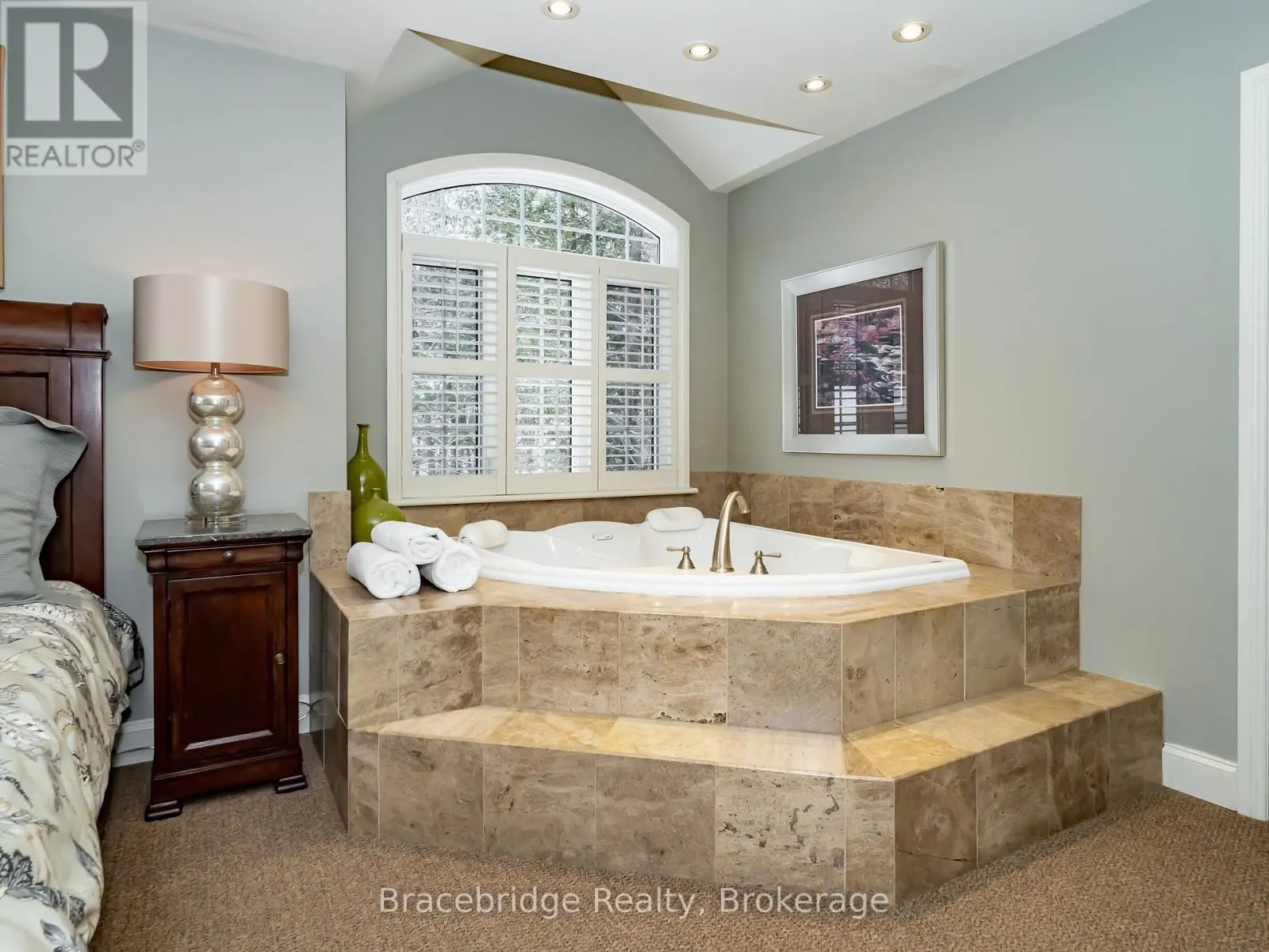 CARLING 9 W8 - 3876 MUSKOKA ROAD 118 HIGHWAY W