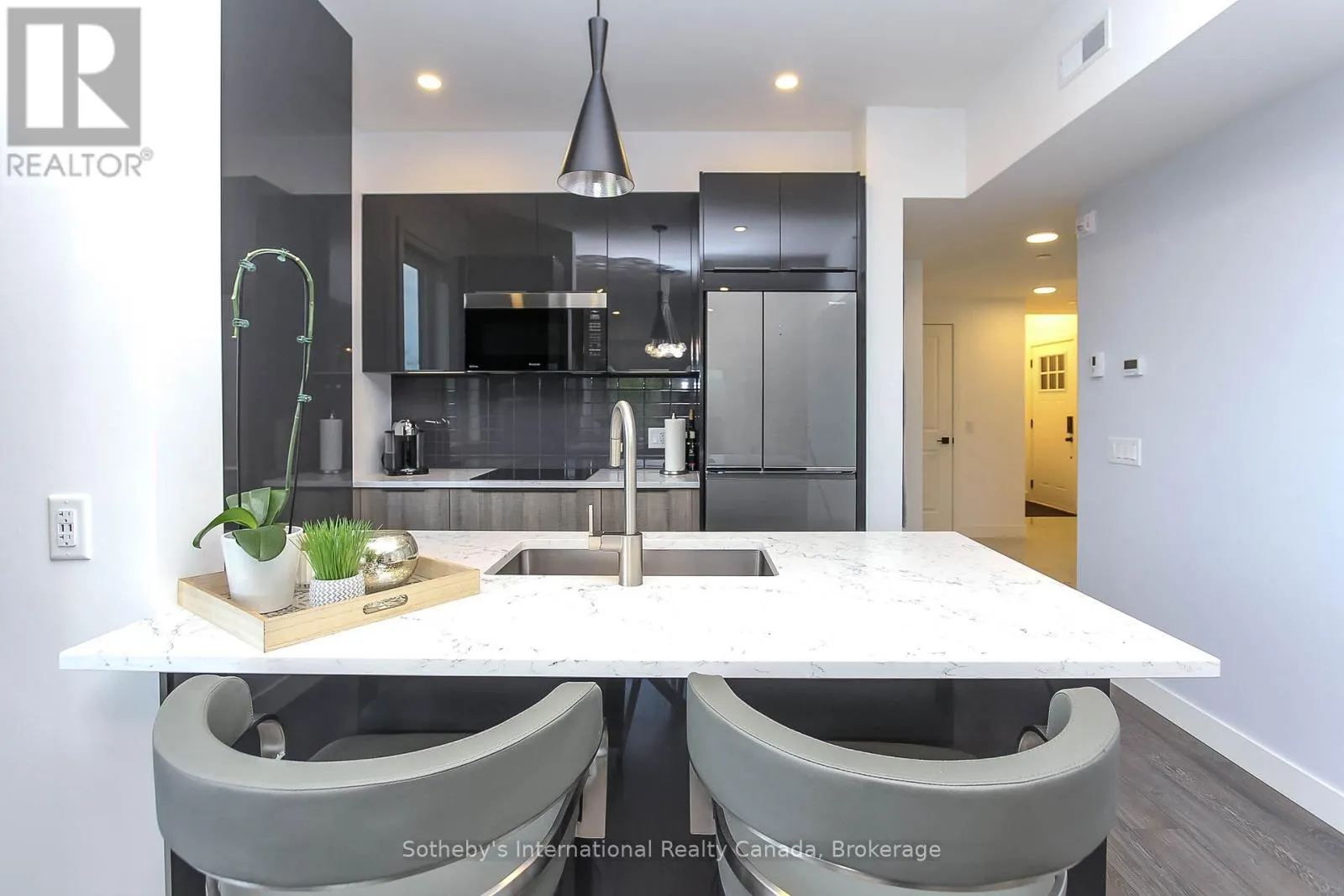 402 - 16 BECKWITH LANE, #402
