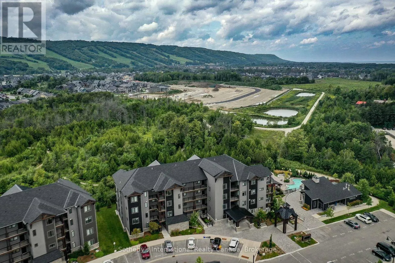 402 - 16 BECKWITH LANE, #402
