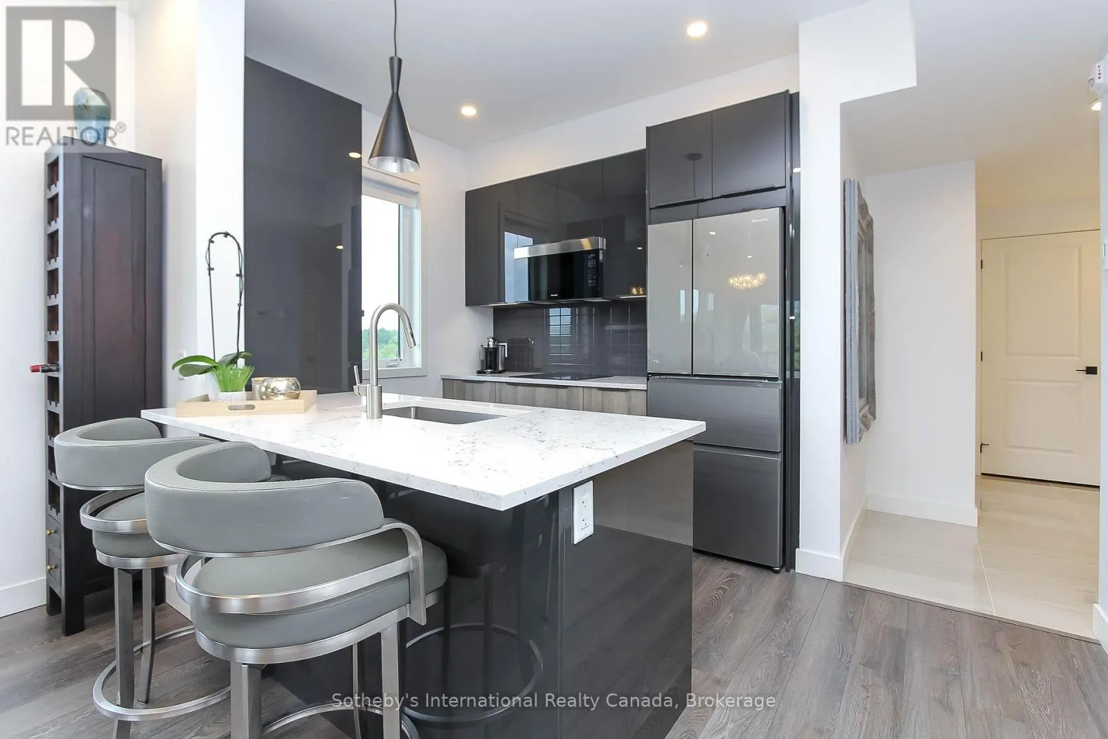 402 - 16 BECKWITH LANE, #402