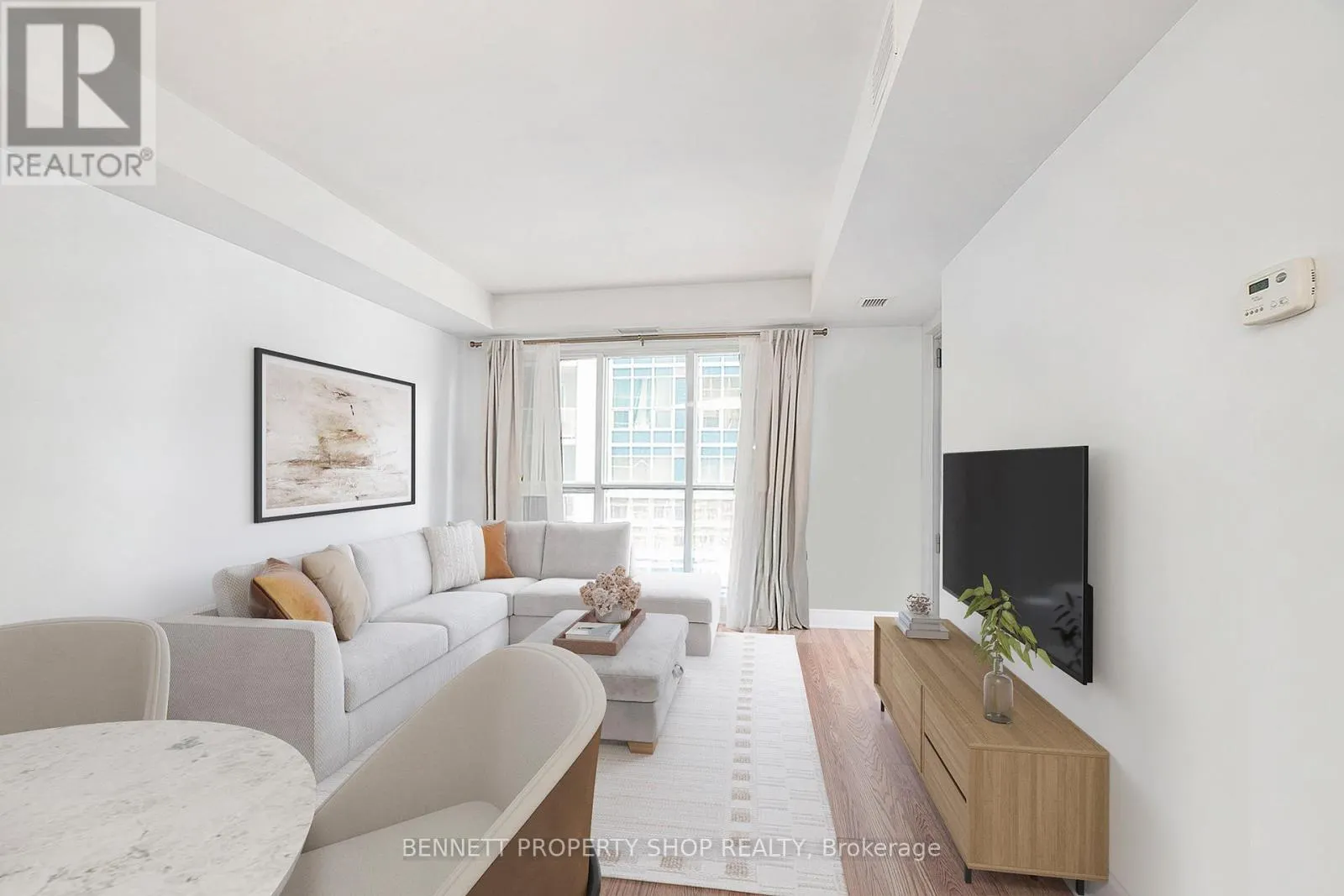 807 - 242 RIDEAU STREET