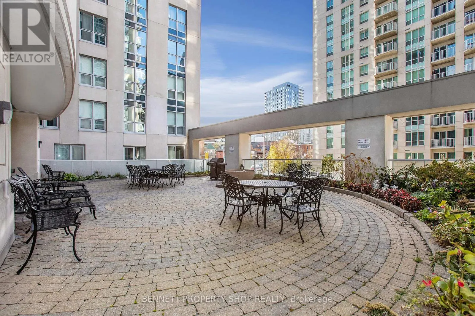 807 - 242 RIDEAU STREET