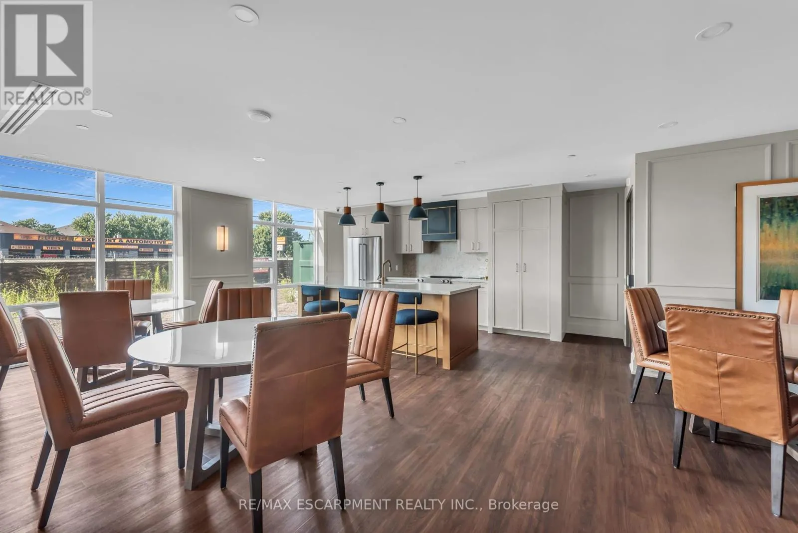 122 - 460 DUNDAS STREET E