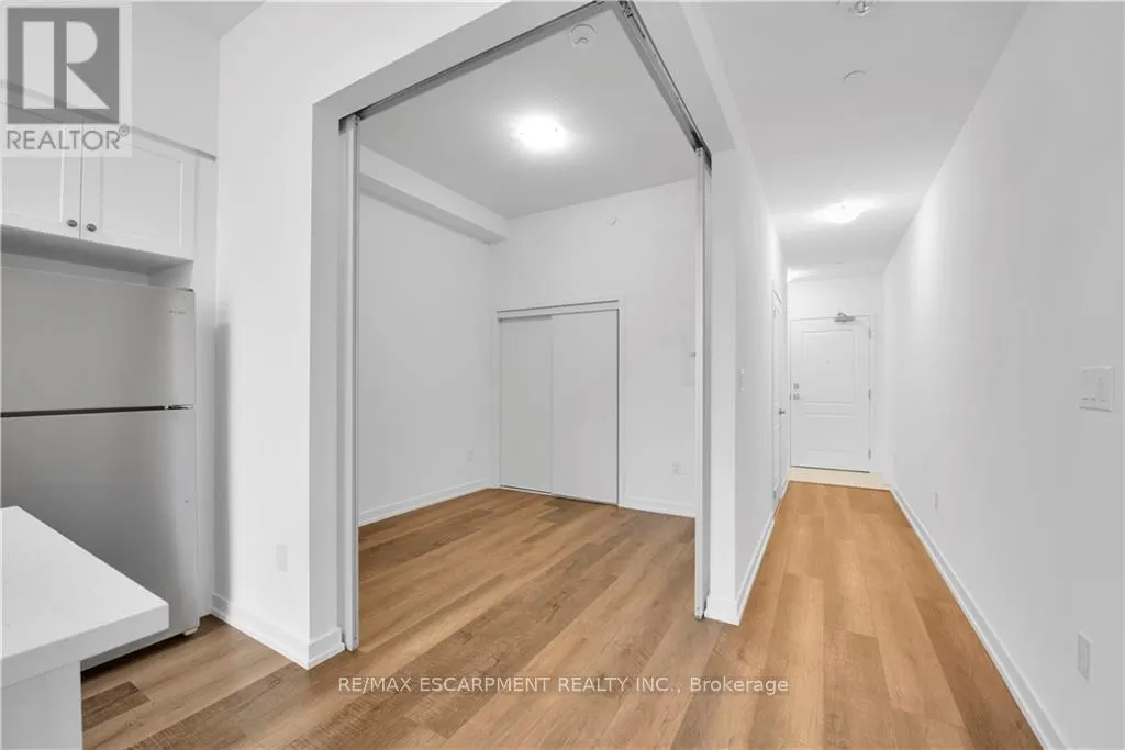 122 - 460 DUNDAS STREET E