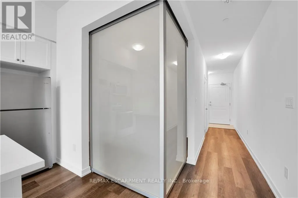 122 - 460 DUNDAS STREET E