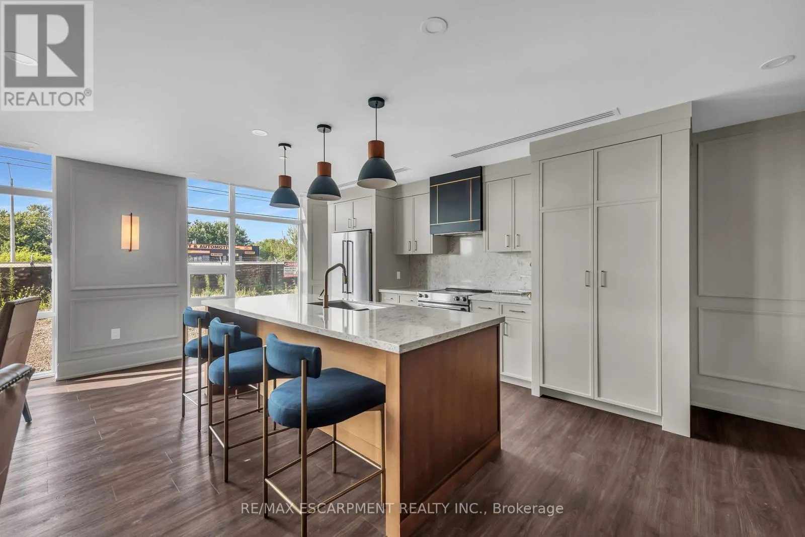 122 - 460 DUNDAS STREET E