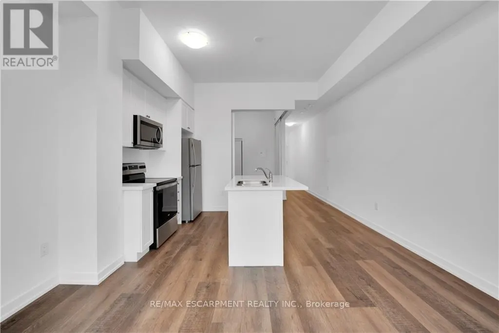 122 - 460 DUNDAS STREET E