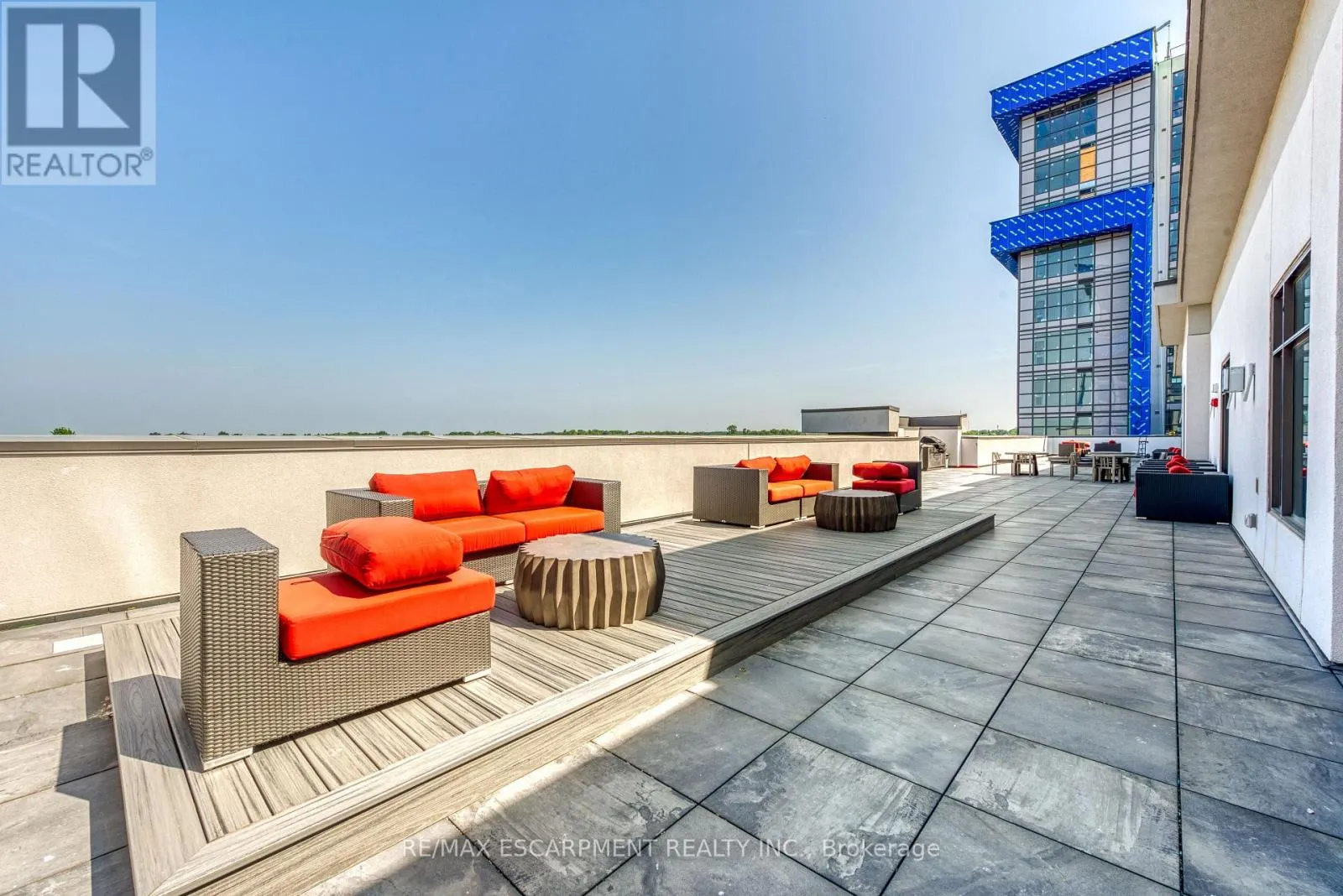 122 - 460 DUNDAS STREET E