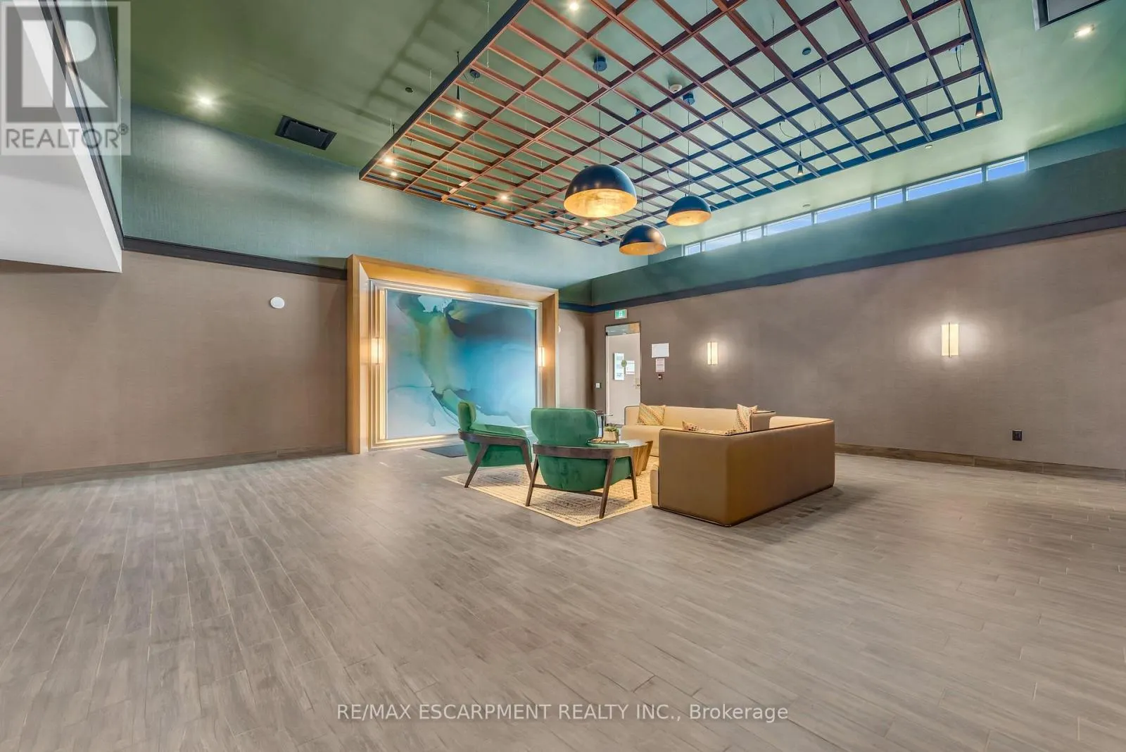 122 - 460 DUNDAS STREET E