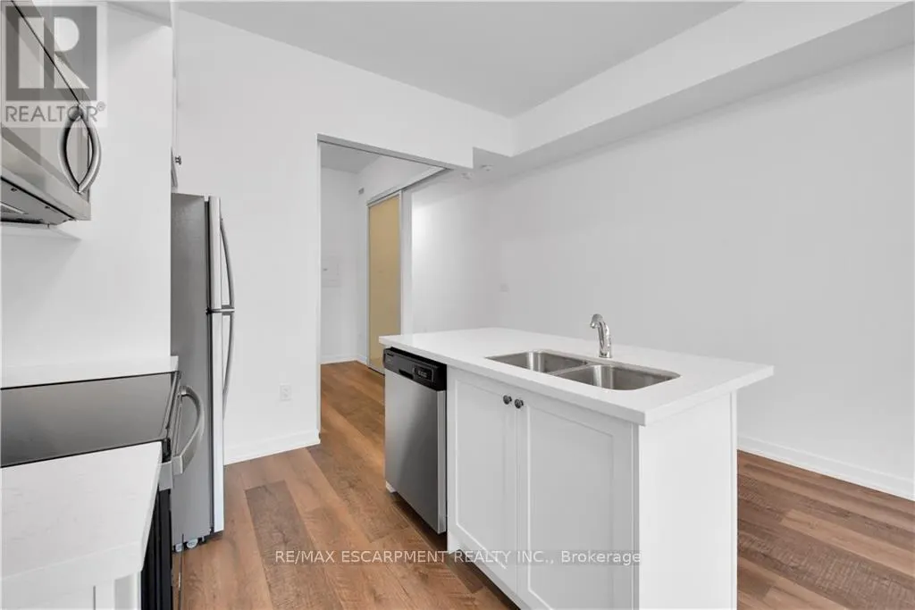 122 - 460 DUNDAS STREET E