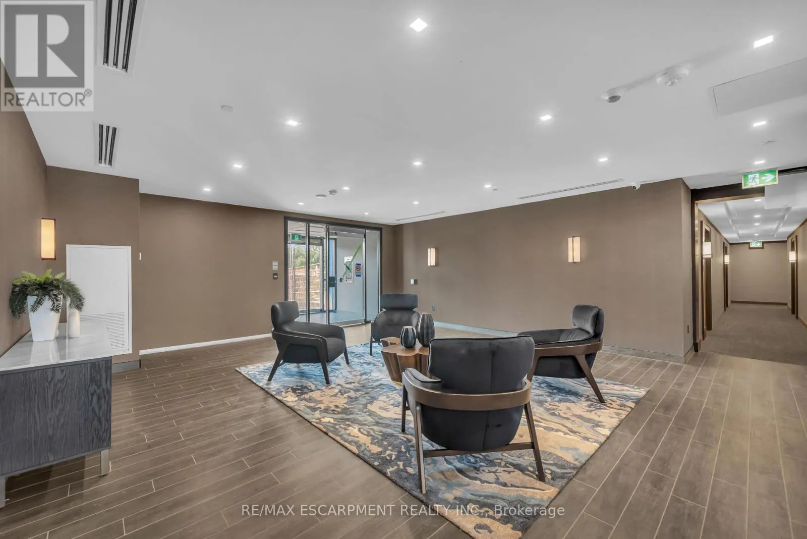 122 - 460 DUNDAS STREET E