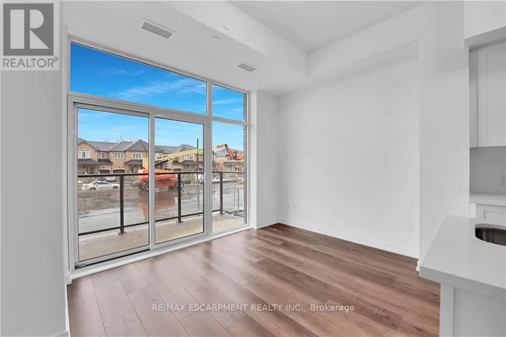 122 - 460 DUNDAS STREET E