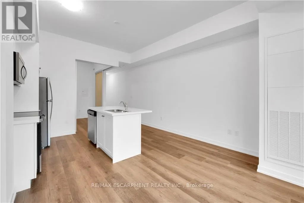 122 - 460 DUNDAS STREET E