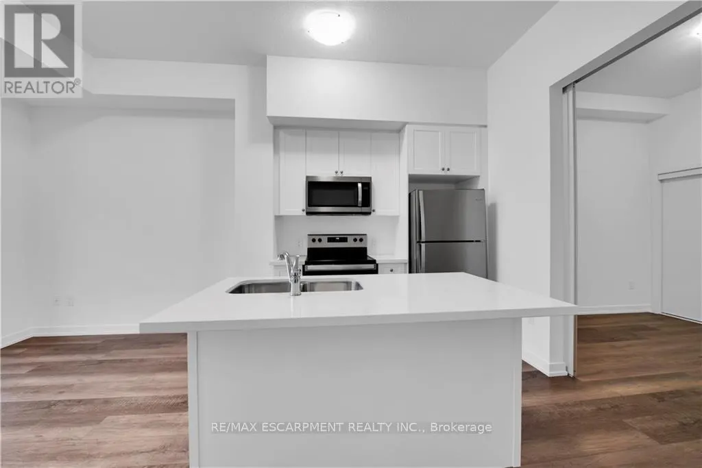 122 - 460 DUNDAS STREET E