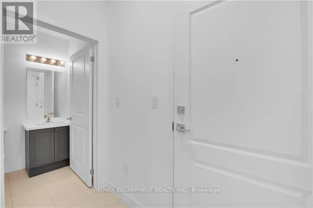 122 - 460 DUNDAS STREET E