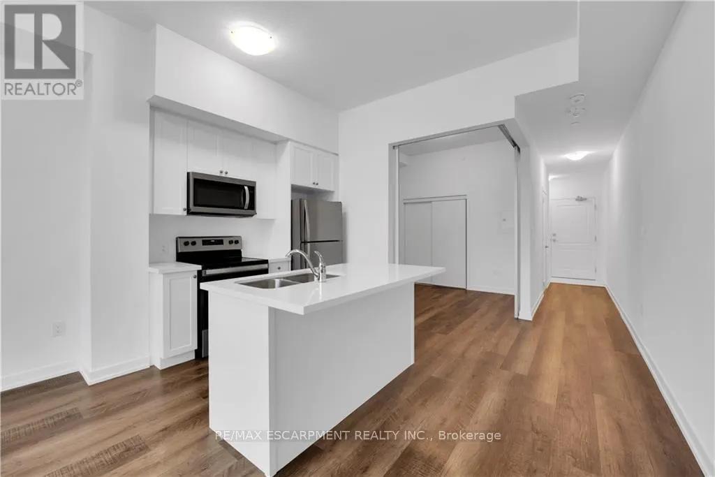 122 - 460 DUNDAS STREET E