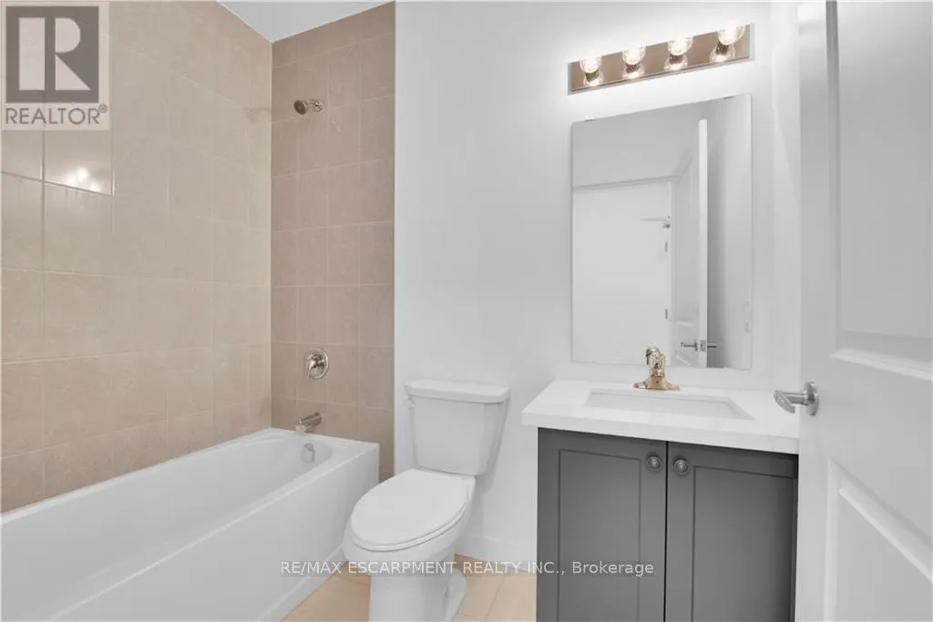 122 - 460 DUNDAS STREET E