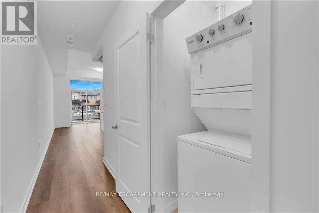 122 - 460 DUNDAS STREET E