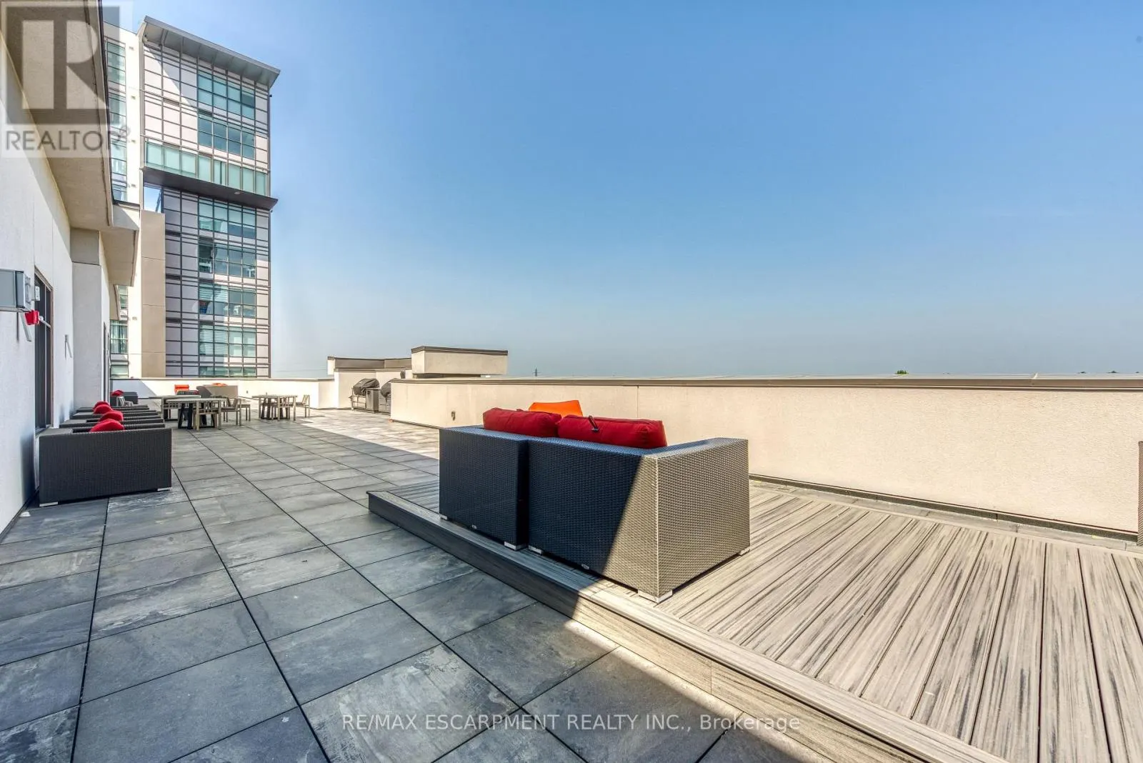 122 - 460 DUNDAS STREET E