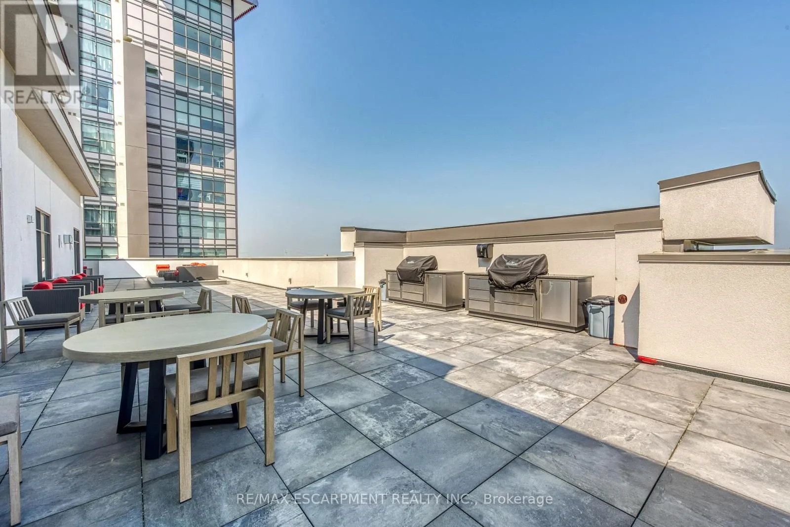 122 - 460 DUNDAS STREET E