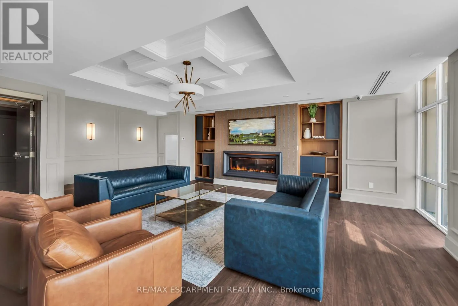 122 - 460 DUNDAS STREET E