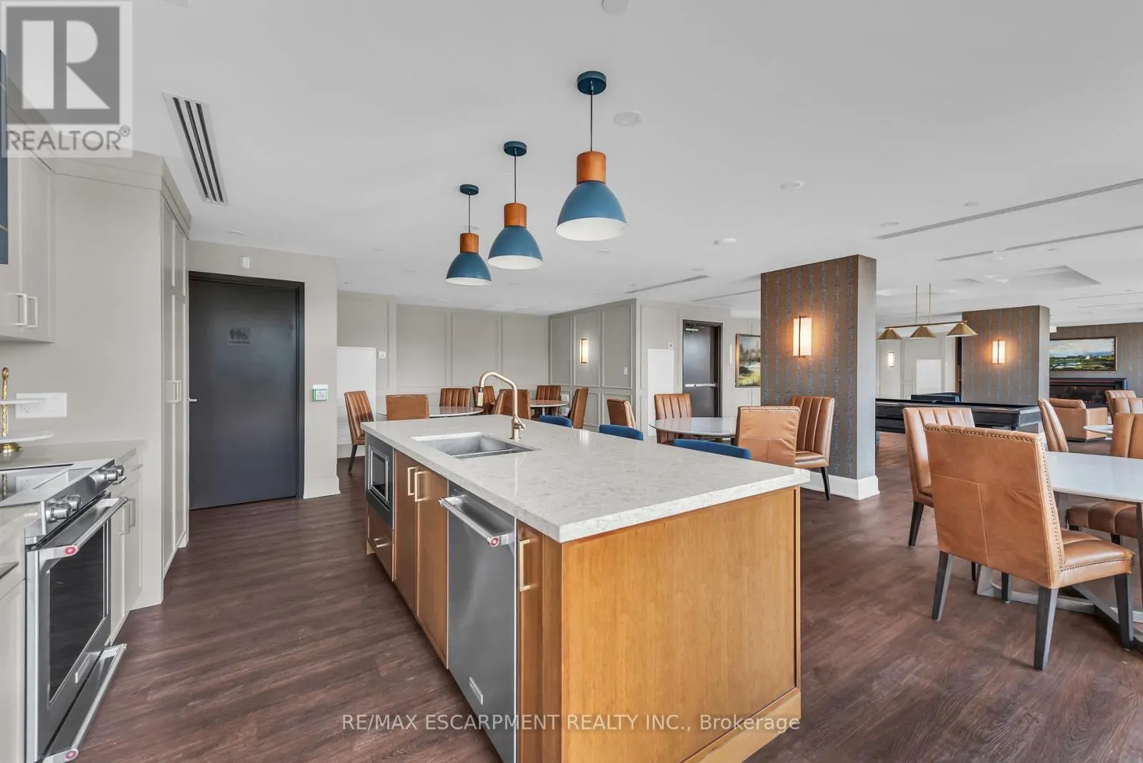 122 - 460 DUNDAS STREET E