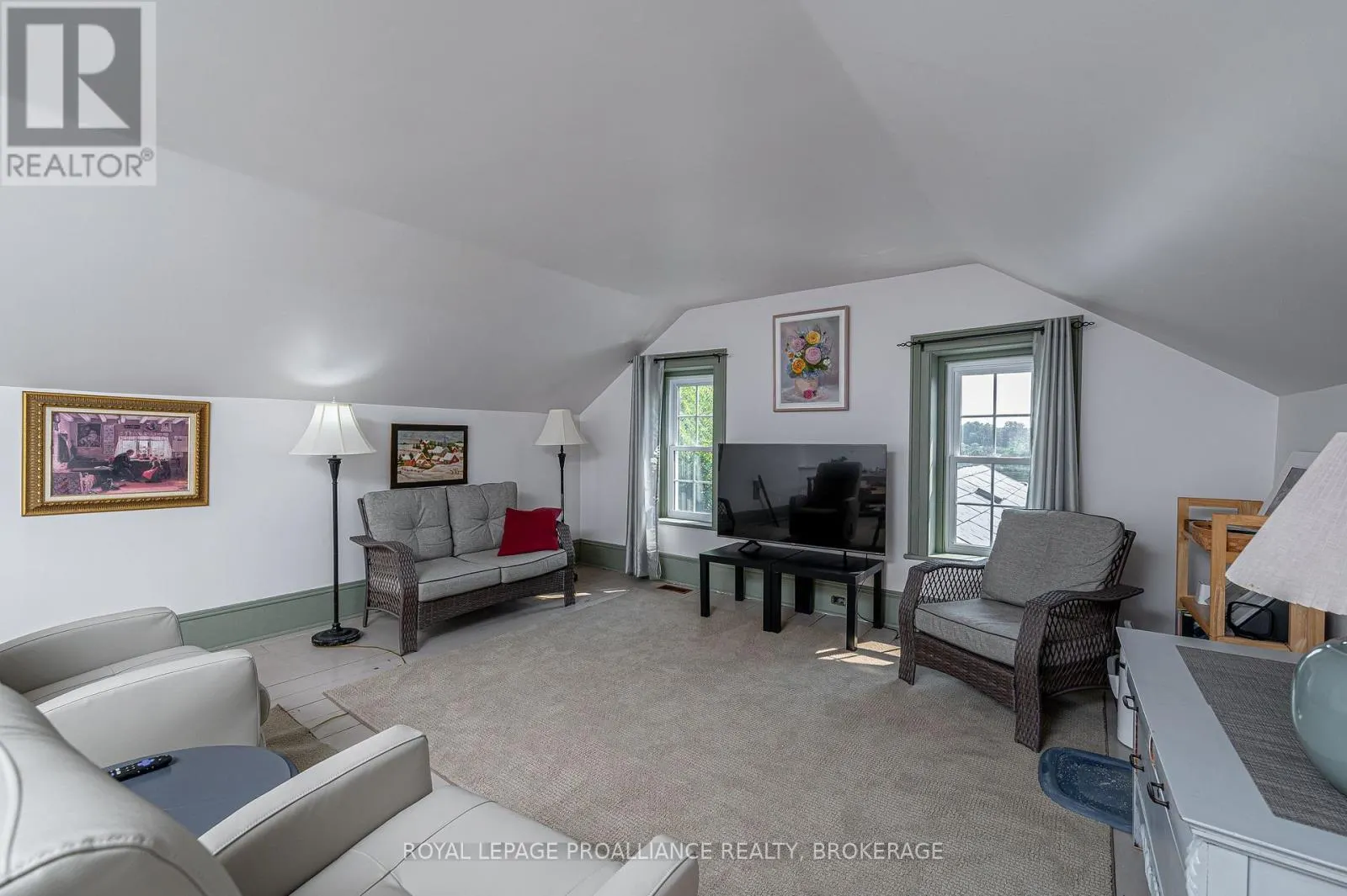 232 DUNDAS STREET W