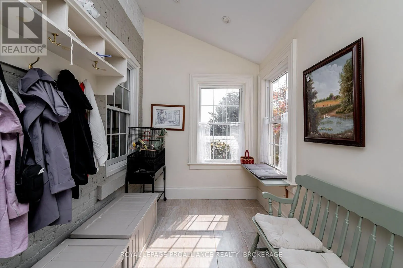 232 DUNDAS STREET W