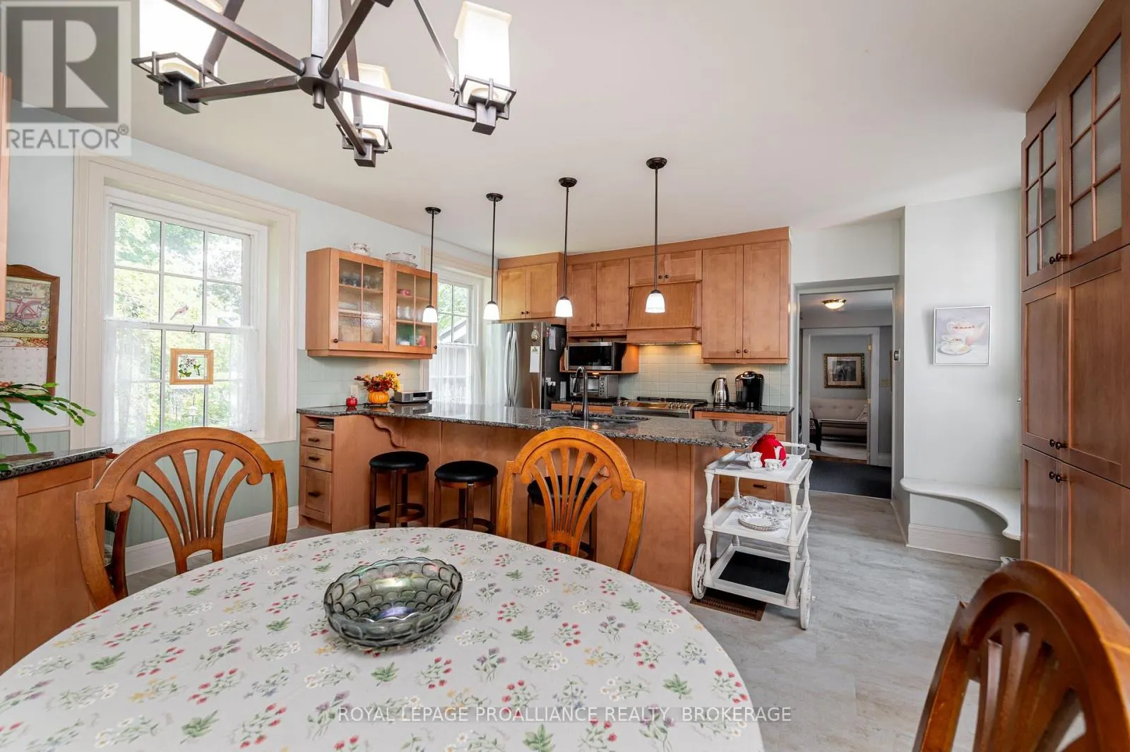 232 DUNDAS STREET W