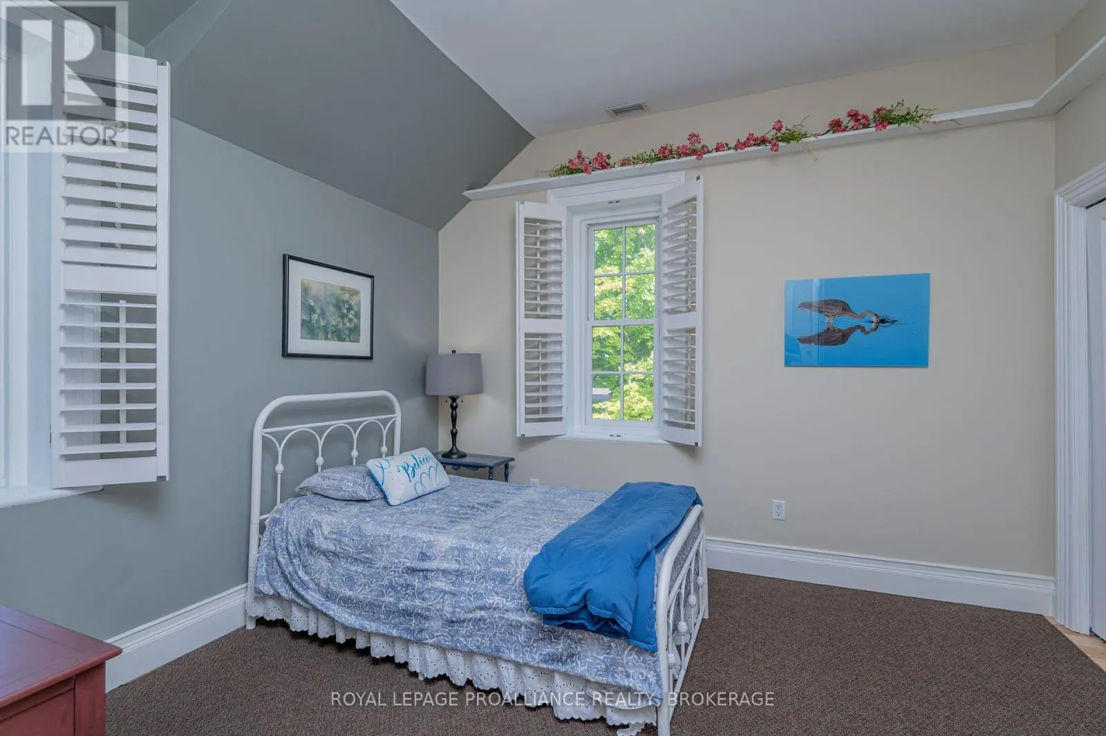 232 DUNDAS STREET W