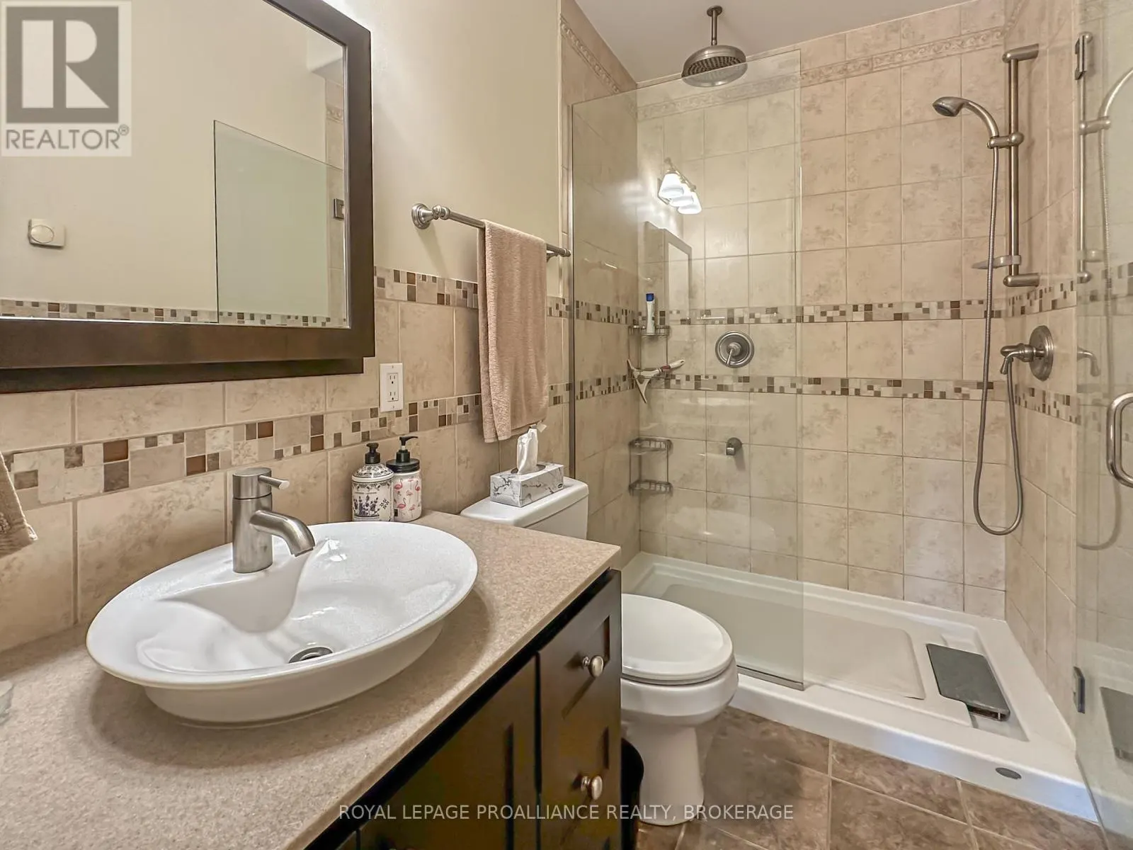232 DUNDAS STREET W