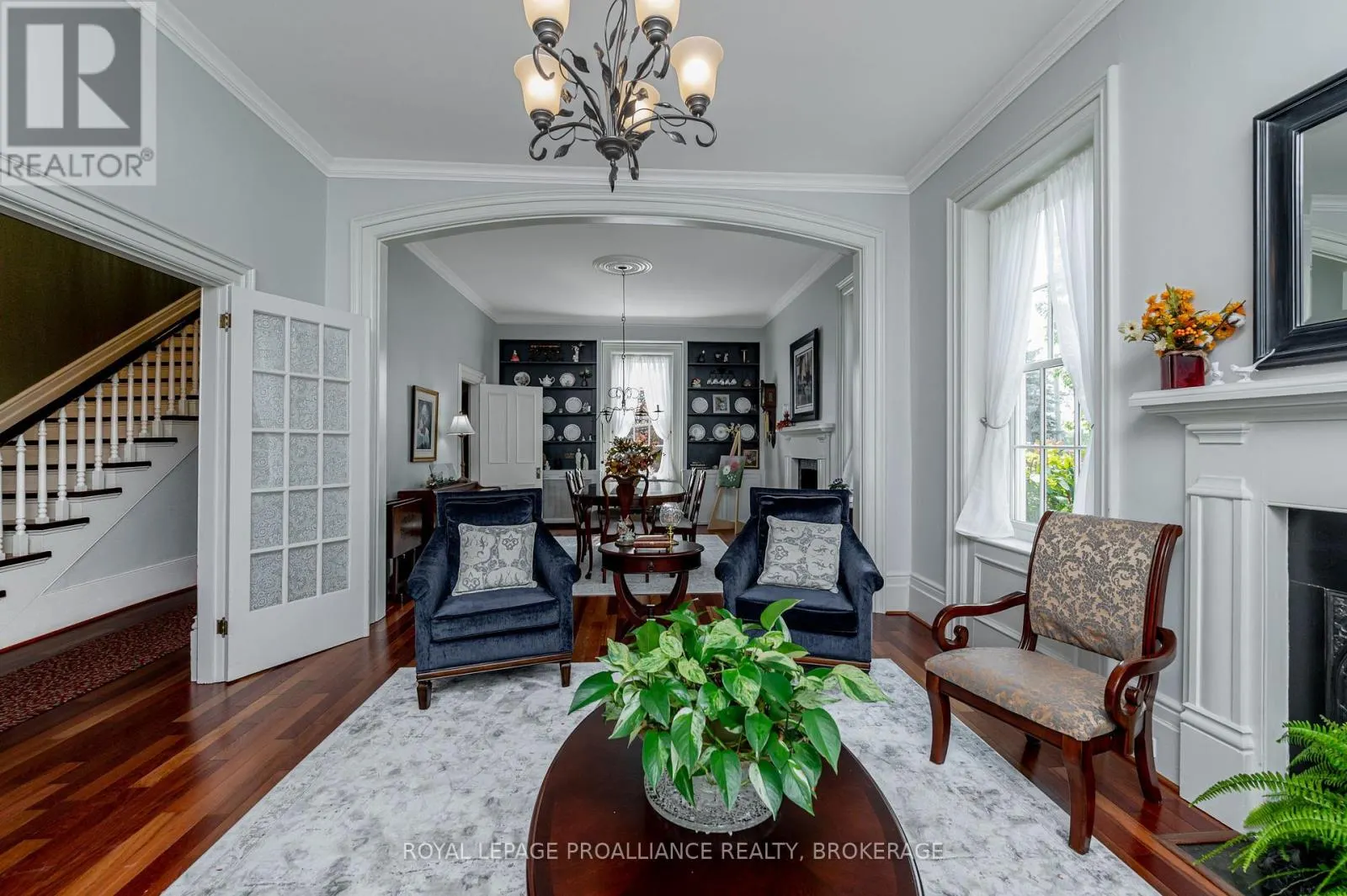 232 DUNDAS STREET W