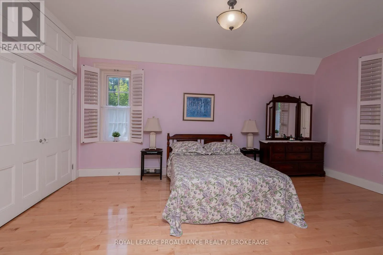 232 DUNDAS STREET W