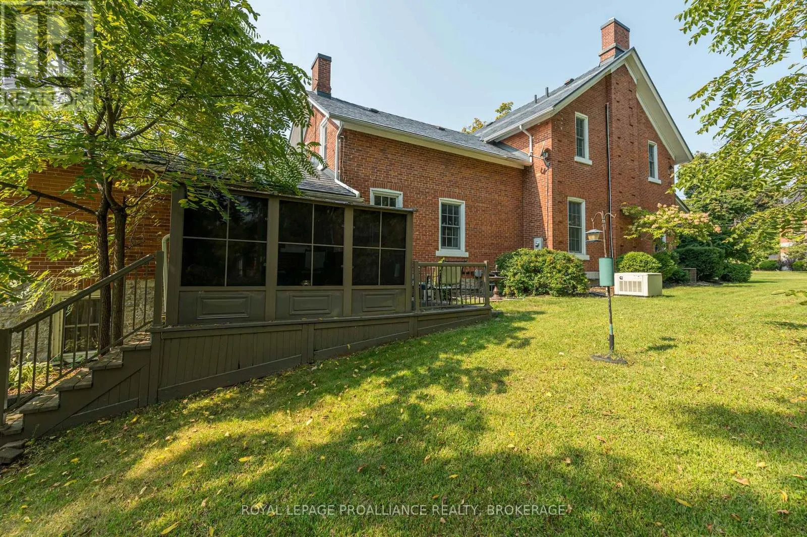232 DUNDAS STREET W