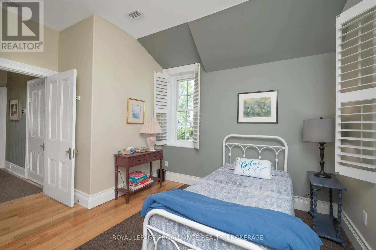 232 DUNDAS STREET W