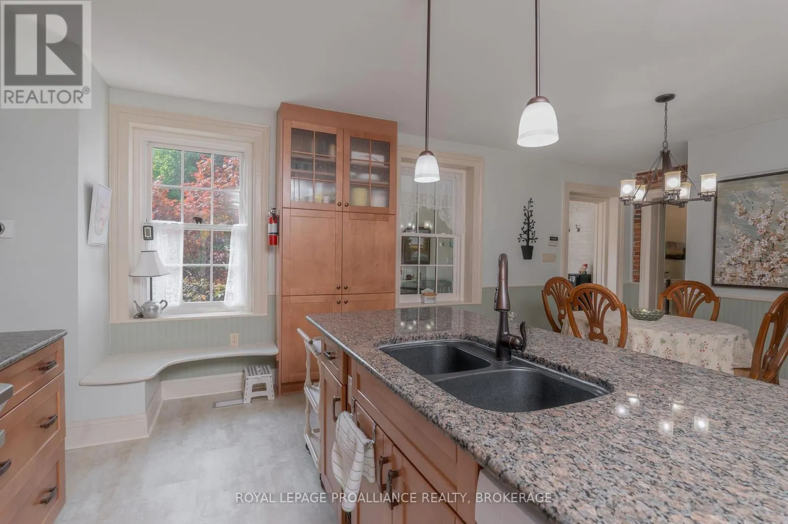 232 DUNDAS STREET W