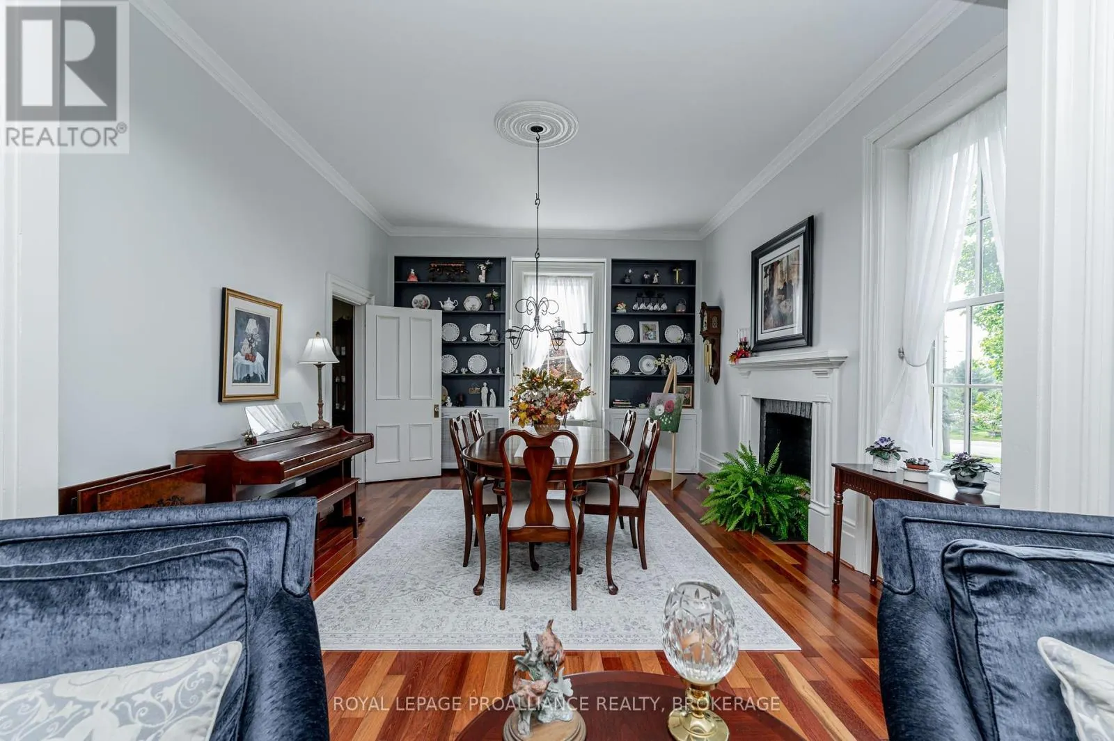 232 DUNDAS STREET W
