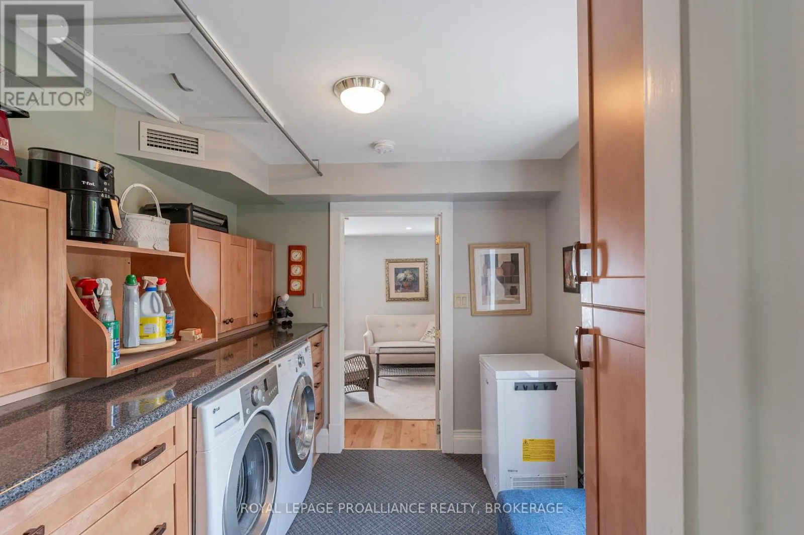 232 DUNDAS STREET W