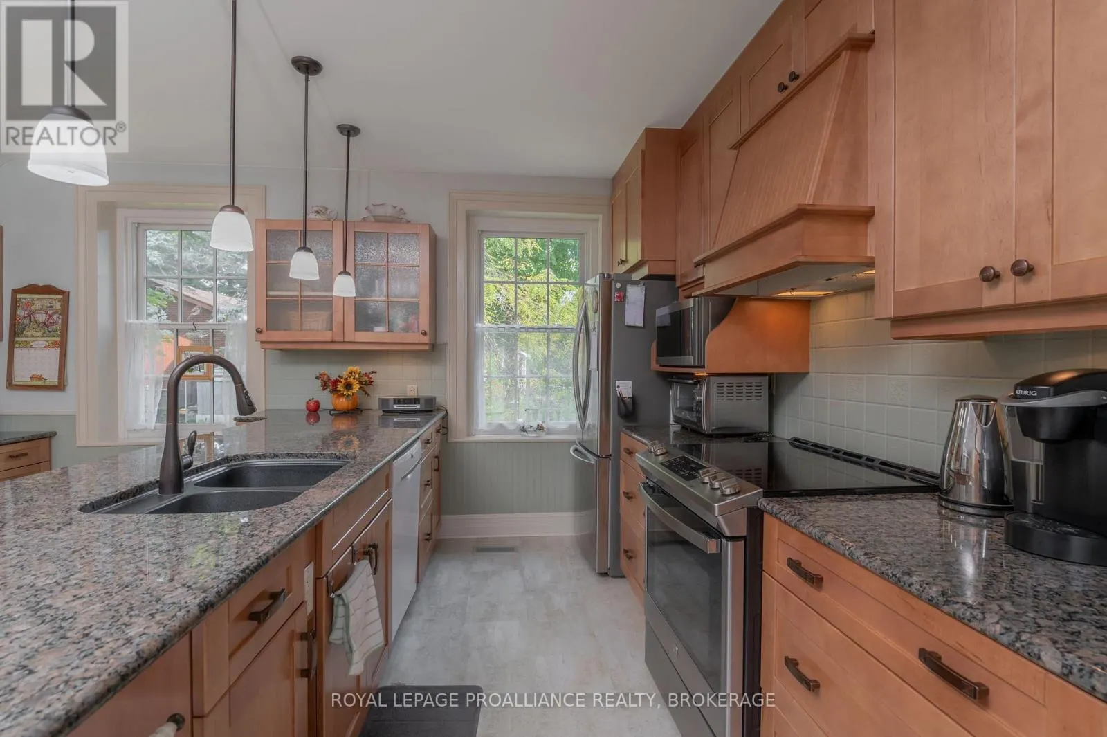 232 DUNDAS STREET W
